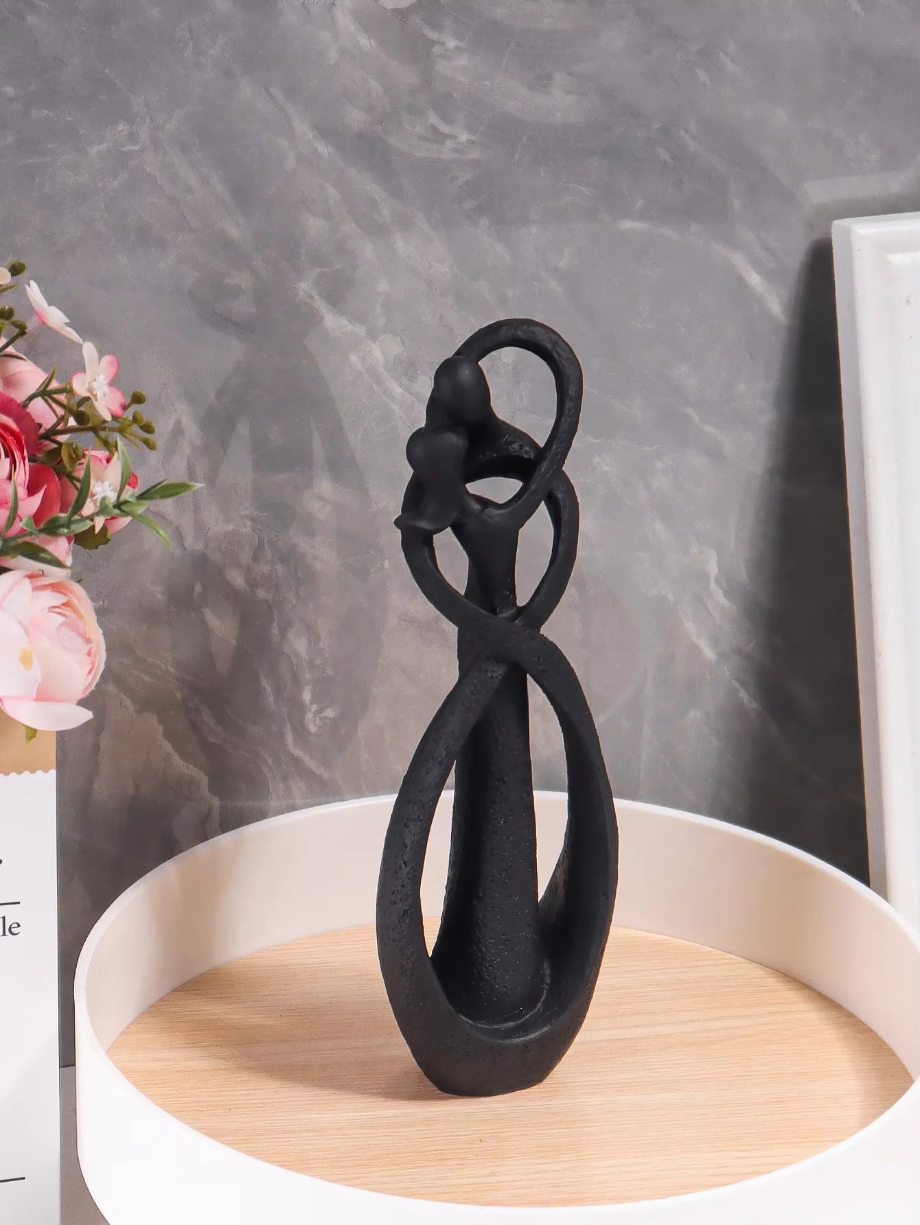Nordic Style Creative Home Decor Embracing Couple Sculpture